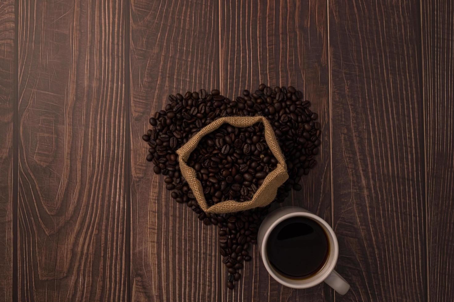 Kaffeebohnen in einer Herzform angeordnet, lieben das Kaffeetrinkkonzept foto