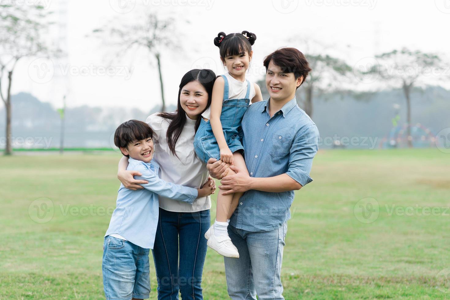 asiatisch Familie Foto Gehen zusammen im das Park