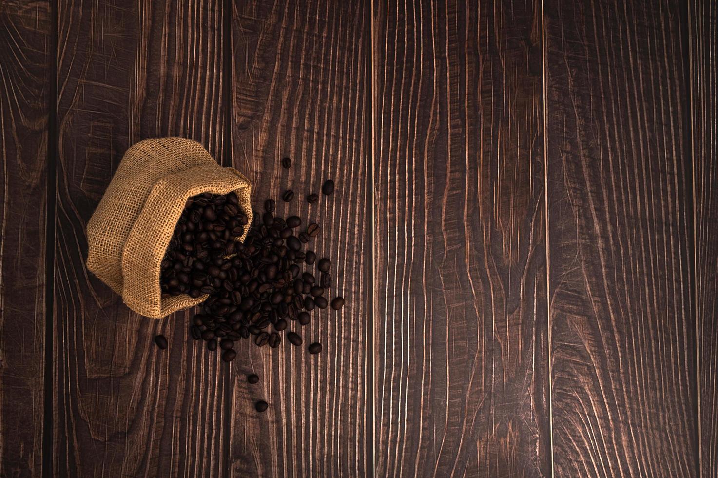 Kaffeebohnen auf einem Holztisch, lieben es, Kaffeekonzept zu trinken foto