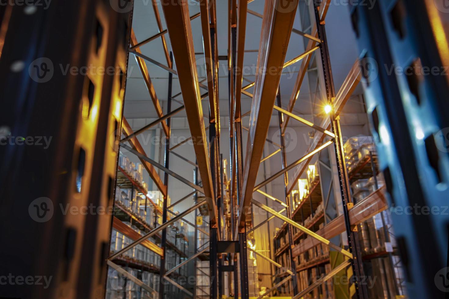 Warenhaus Lokal von ein Fabrik oder Werkstatt mit Metall Regale. foto