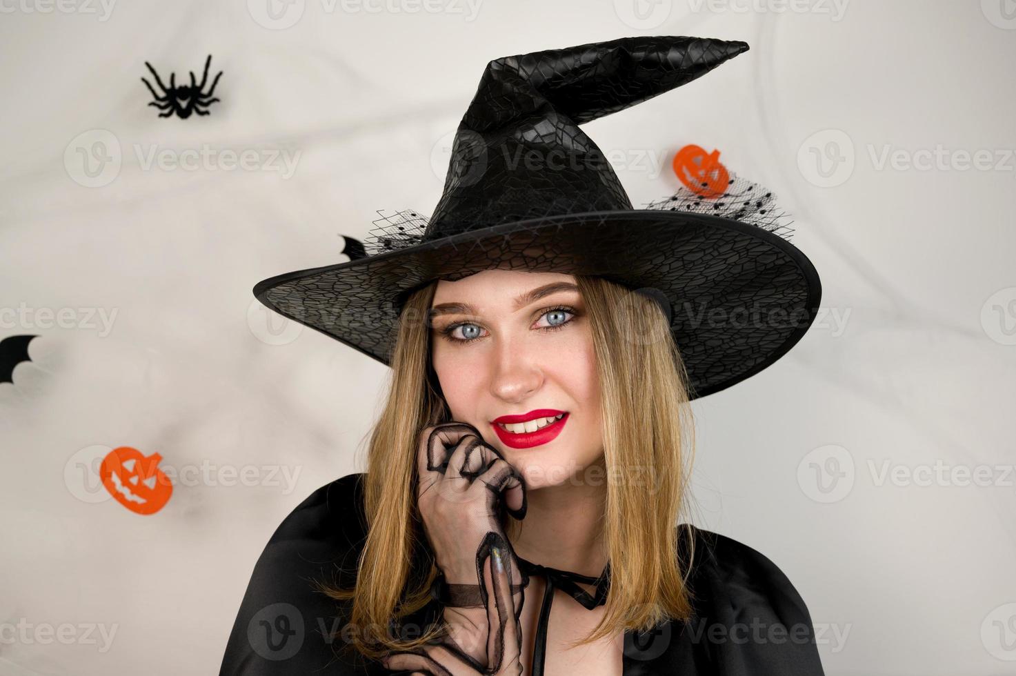 Halloween Hintergrund mit Frau gekleidet wie hexe.kostüm Party Konzept foto