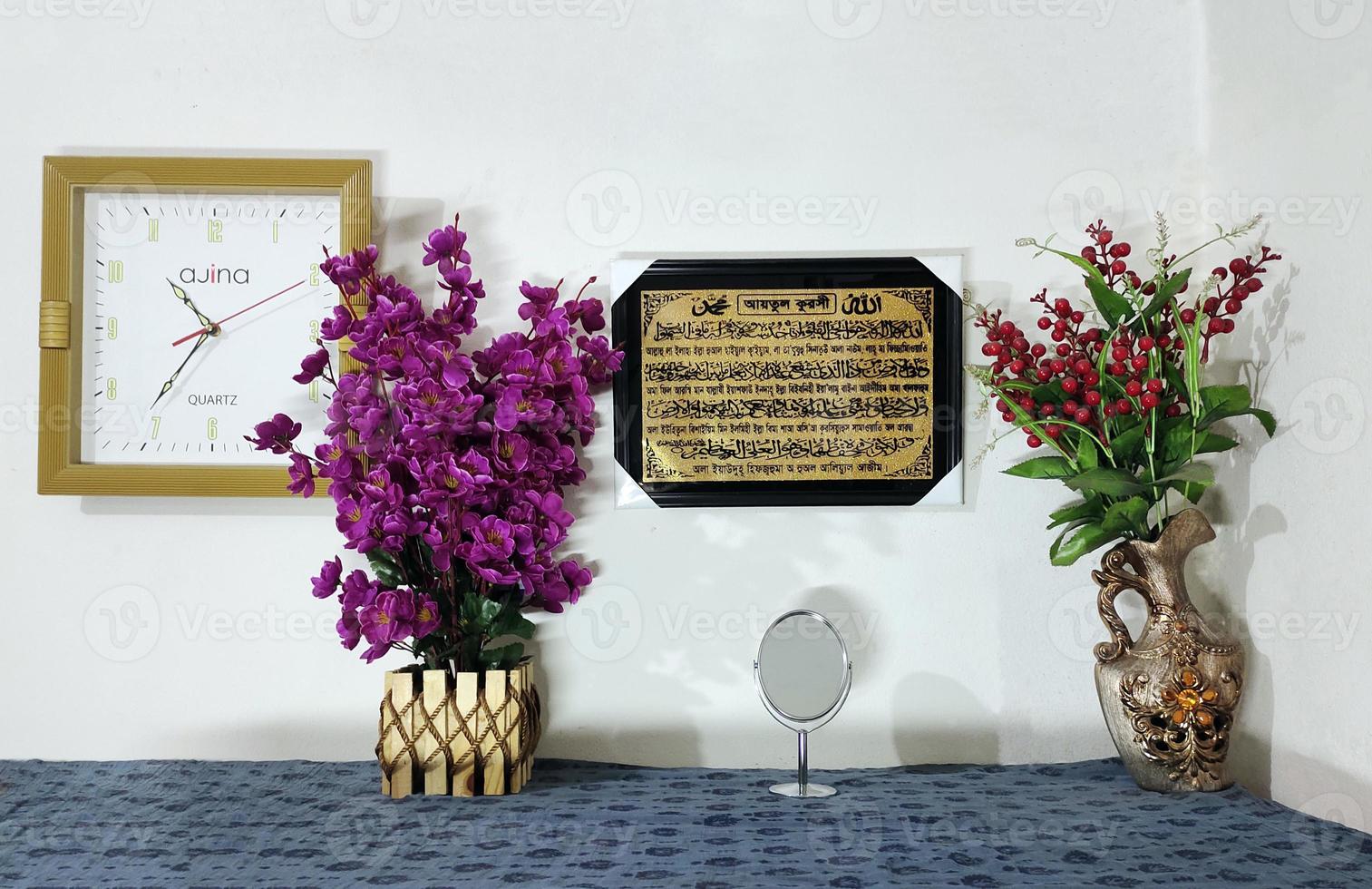 Tabelle mit Blumen im das Innere, ein Zeichen auf ein Mauer liest das Name von das Platz von das Tag, Mauer Uhr rot Blumen Grün Blätter lila foto