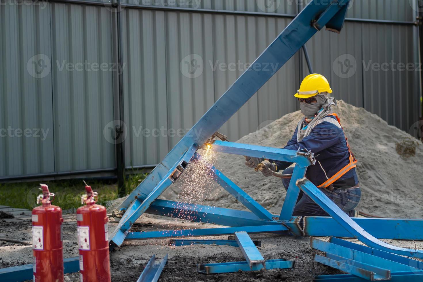 Metall Cutter, Stahl Schneiden mit Acetylen Fackel ,Arbeiter zu Schneiden Stahl im Konstruktion Website, selektiv Fokus auf Werkzeug foto