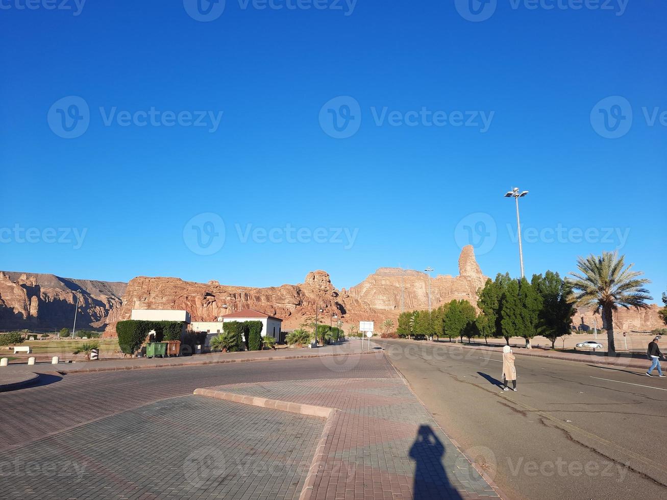 ein schön tagsüber Aussicht von ein Winter Park im al ula, Saudi Arabien. das Park ist umgeben durch uralt Hügel. foto