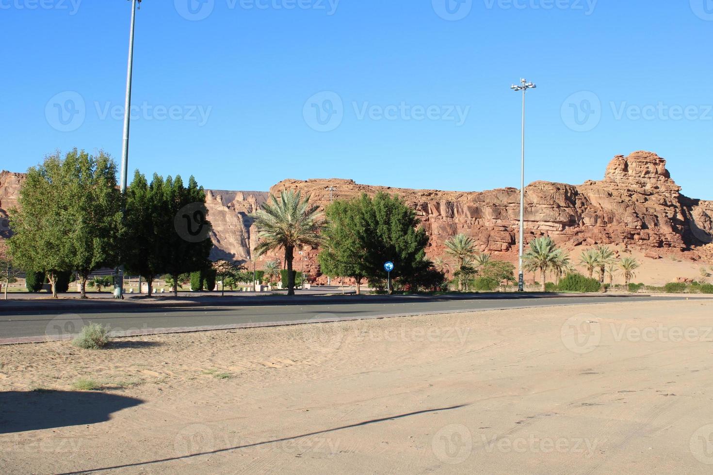 ein schön tagsüber Aussicht von ein Winter Park im al ula, Saudi Arabien. das Park ist umgeben durch uralt Hügel. foto