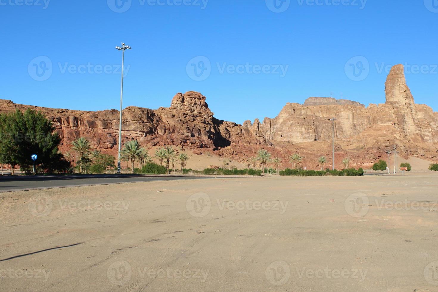 ein schön tagsüber Aussicht von ein Winter Park im al ula, Saudi Arabien. das Park ist umgeben durch uralt Hügel. foto