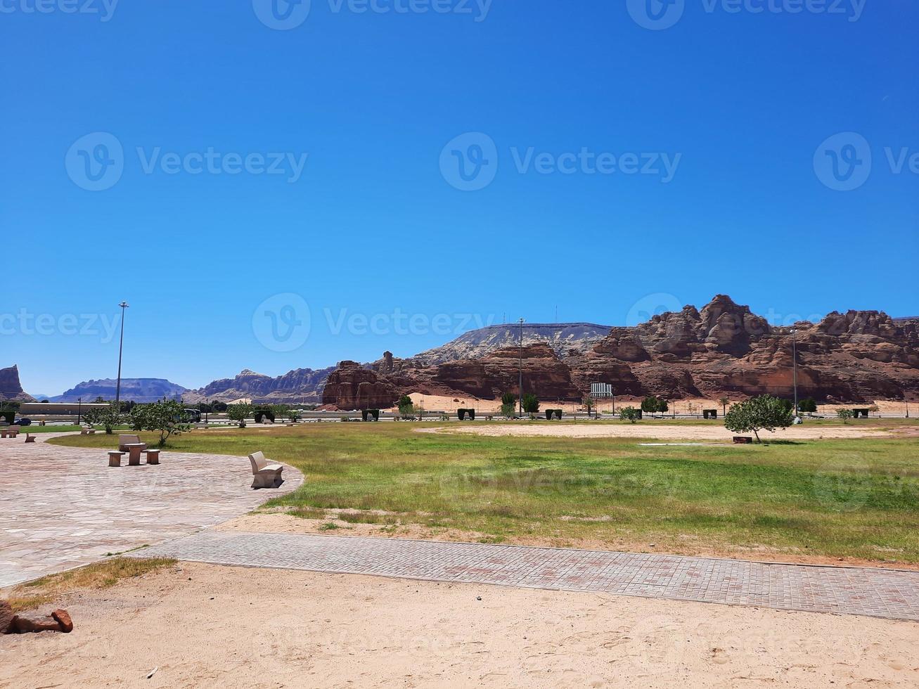 ein schön tagsüber Aussicht von ein Winter Park im al ula, Saudi Arabien. das Park ist umgeben durch uralt Hügel. foto