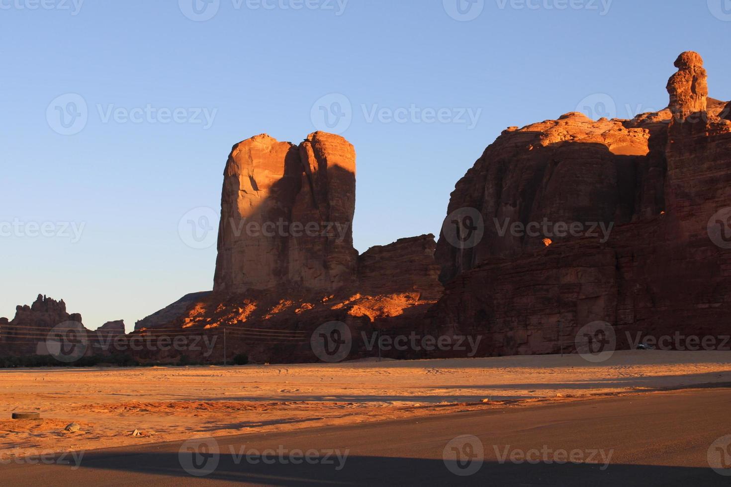 ein schön tagsüber Aussicht von ein Winter Park im al ula, Saudi Arabien. das Park ist umgeben durch uralt Hügel. foto