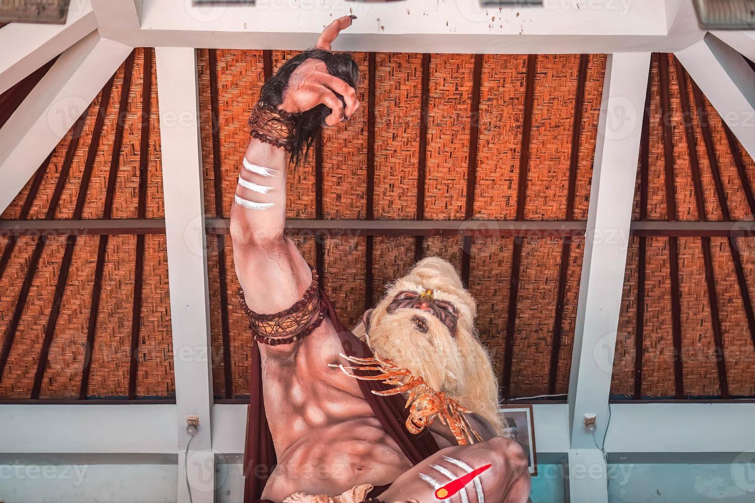 ogoh-ogoh ist ein balinesisch traditionell Riese Marionette gemacht von Bambus und Papier Mache, Darstellen böse Spirituosen. es ist vorgeführt um Vor das Nyepi Tag zu Station aus Negativität. foto