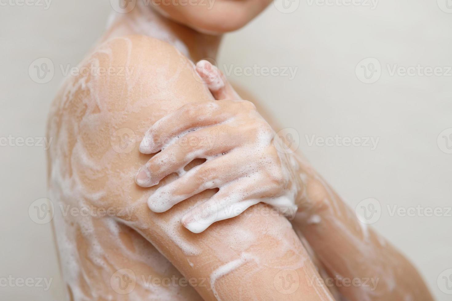 Frauen verwenden Flüssigkeit Seife zu Dusche zu Hilfe beseitigen Bakterien. foto