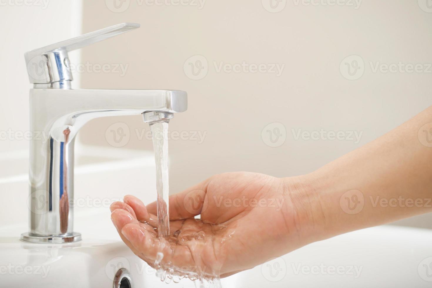 Hygiene. Hände reinigen. Händewaschen mit Seife unter dem Wasserhahn mit Wasser zahlen Schmutz. foto