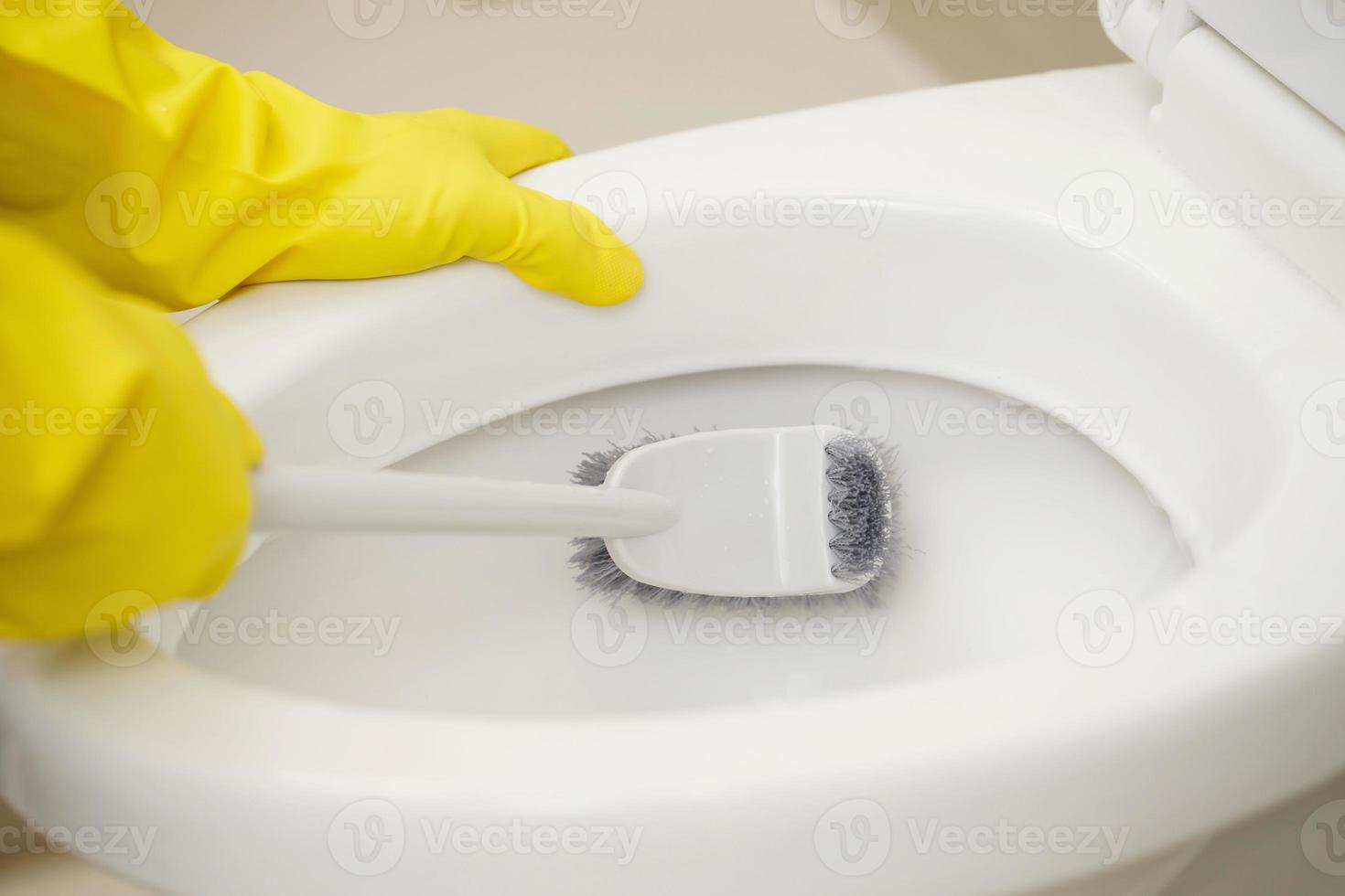 Hausfrauen verwenden Bürsten zu sauber das Badezimmer und nehmen Pflege von sanitär Waren. foto