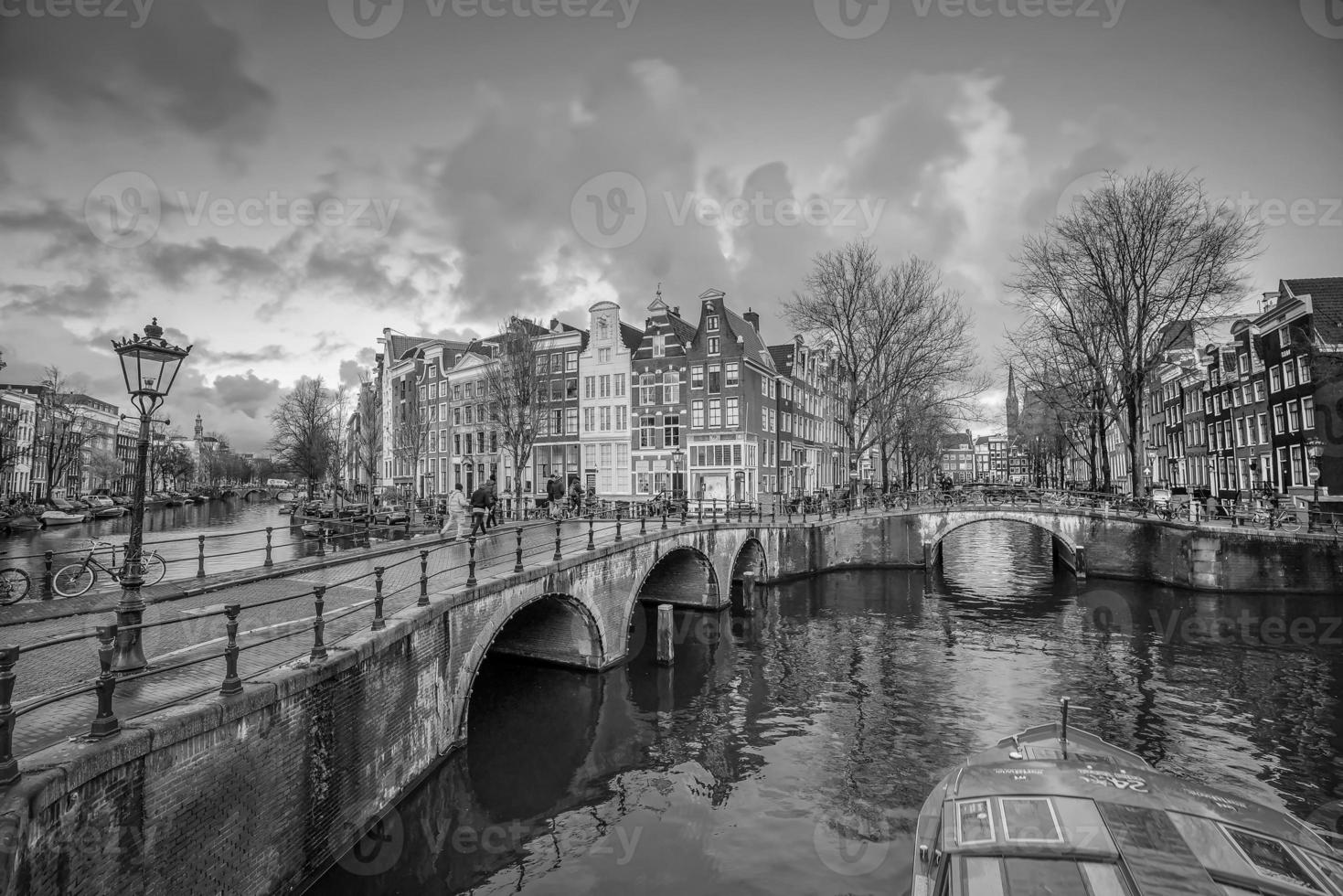 Skyline der Innenstadt von Amsterdam. Stadtbild in den Niederlanden foto