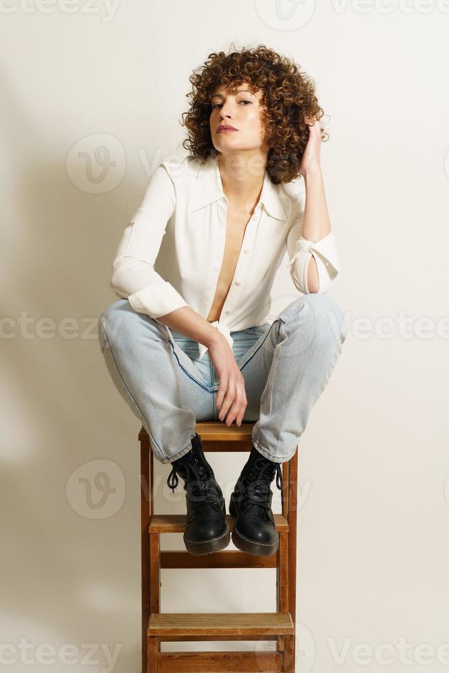 selbst zuversichtlich Erwachsene weiblich chillen auf Leiter foto