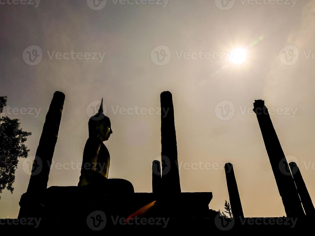 Buddhist Skulpturen beim ein Tempel im Bangkok, Thailand foto