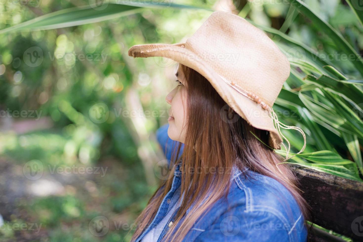 Frau asiatisch von Denim im Park. foto