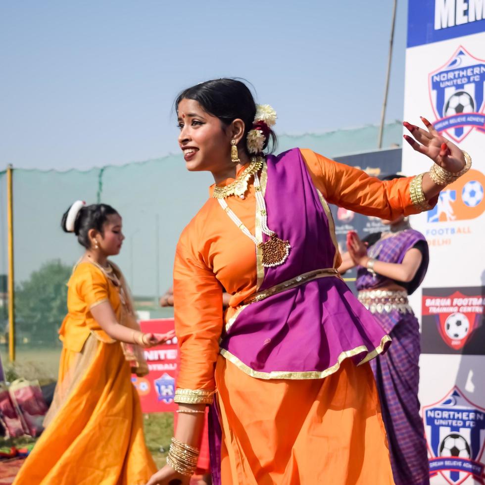 Delhi, Indien - - Dezember 11 2022 - - bharathanyam indisch klassisch odissi Tänzer durchführen beim Bühne. schön indisch Mädchen Tänzer im das Haltung von indisch tanzen. indisch klassisch tanzen bharatanatyam foto