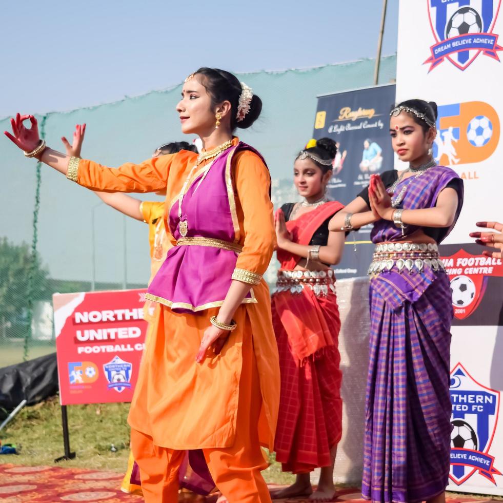 Delhi, Indien - - Dezember 11 2022 - - bharathanyam indisch klassisch odissi Tänzer durchführen beim Bühne. schön indisch Mädchen Tänzer im das Haltung von indisch tanzen. indisch klassisch tanzen bharatanatyam foto