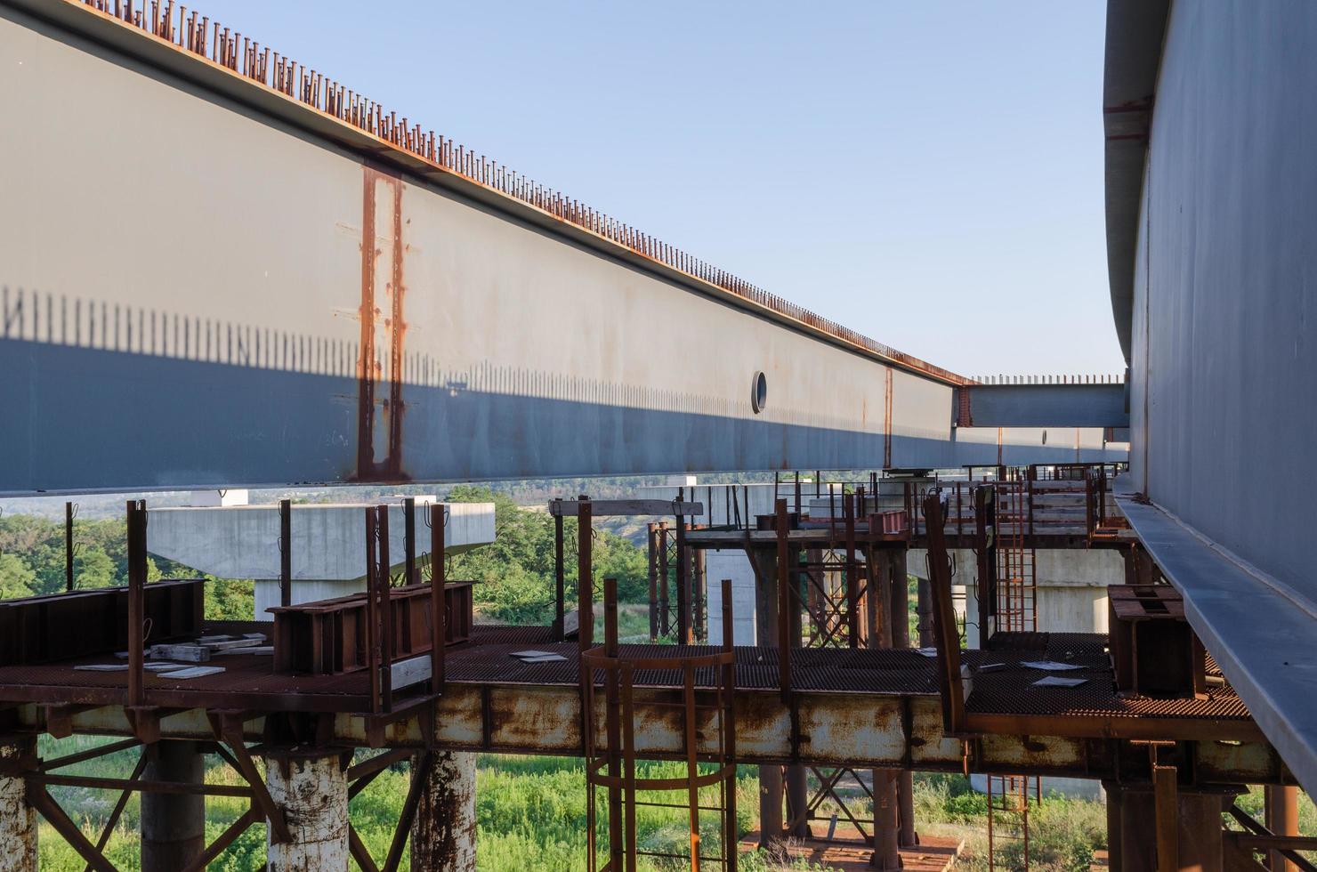 Brücke im Bau mit Straße foto