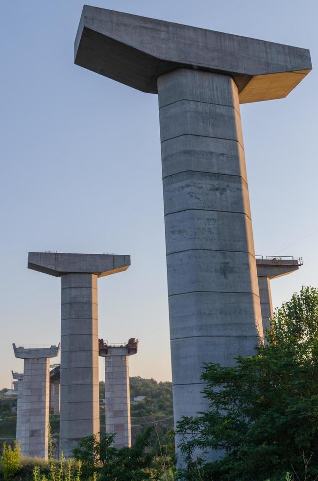 Brücke im Bau mit Säulen foto