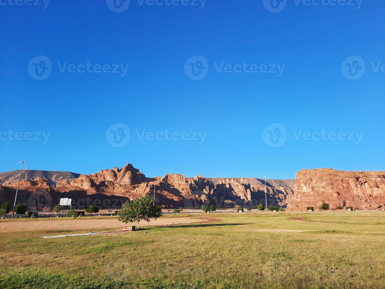 ein schön tagsüber Aussicht von ein Winter Park im al ula, Saudi Arabien. das Park ist umgeben durch uralt Hügel. foto