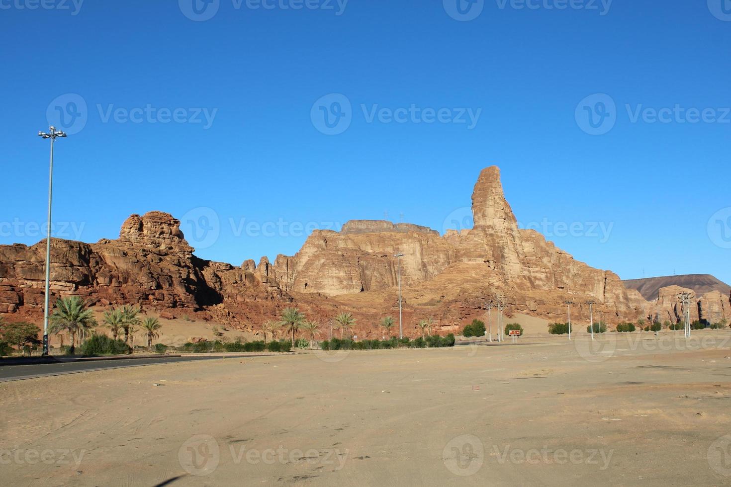 ein schön tagsüber Aussicht von ein Winter Park im al ula, Saudi Arabien. das Park ist umgeben durch uralt Hügel. foto