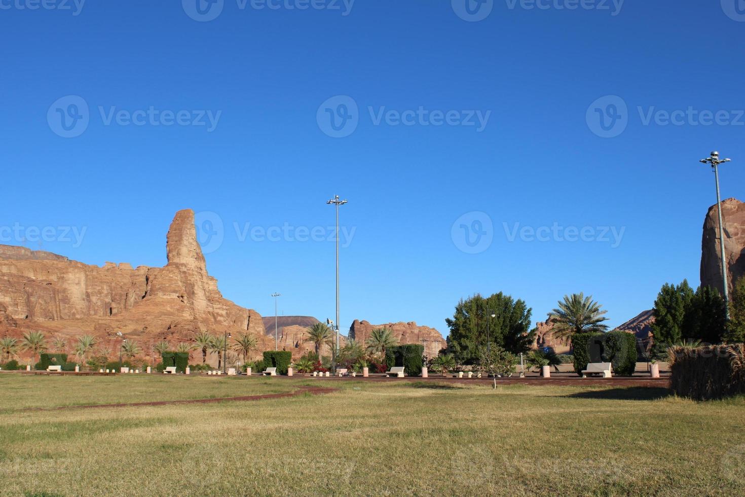 ein schön tagsüber Aussicht von ein Winter Park im al ula, Saudi Arabien. das Park ist umgeben durch uralt Hügel. foto