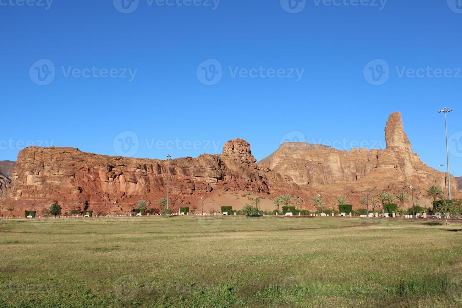 ein schön tagsüber Aussicht von ein Winter Park im al ula, Saudi Arabien. das Park ist umgeben durch uralt Hügel. foto