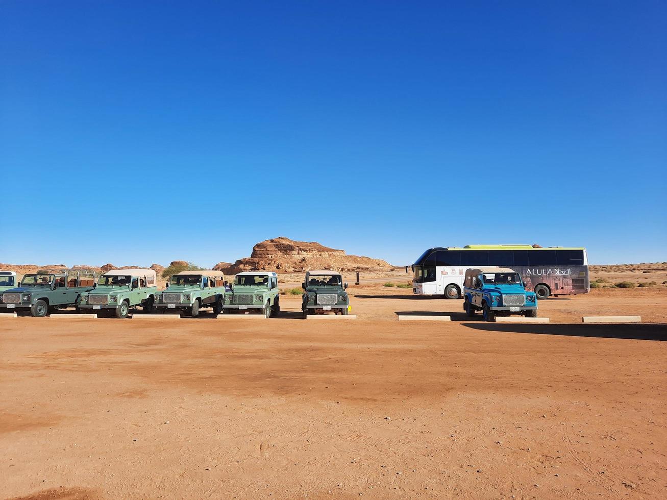 al ula, Saudi Arabien, März 2023 - - Jeeps sind geparkt beim anders setzt im das Wüste zu nehmen Touristen zu anders setzt während das Tag im al ula, Saudi Arabien. foto