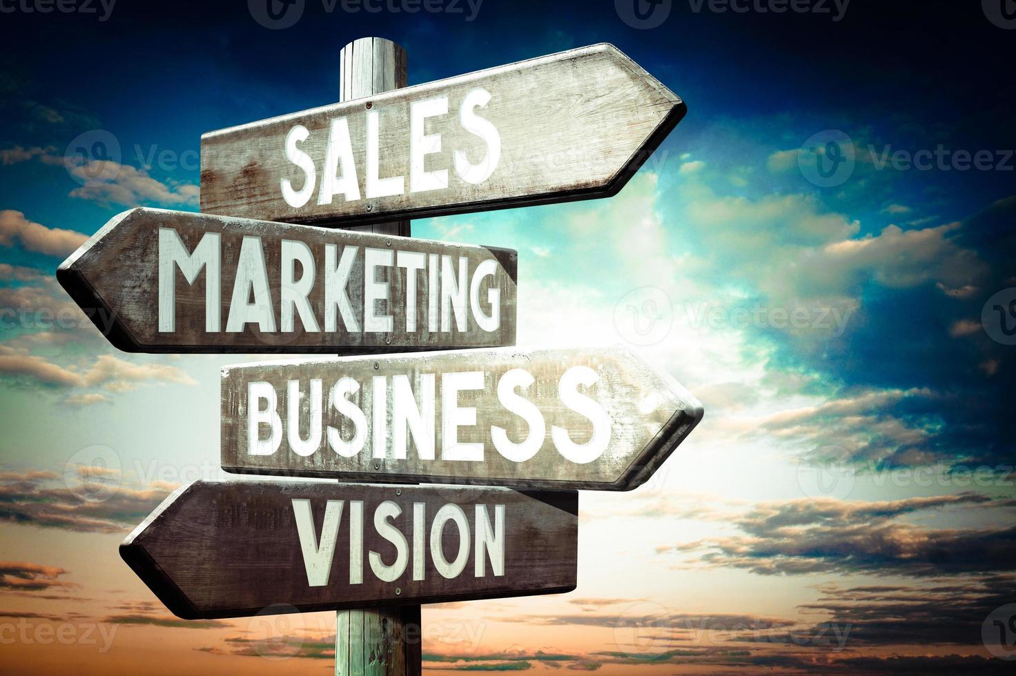 Verkauf, Marketing, Geschäft, Vision - - hölzern Wegweiser mit vier Pfeile, Sonnenuntergang Himmel im Hintergrund foto