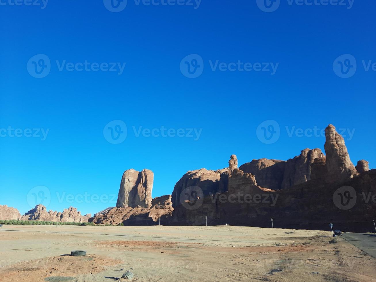 ein schön tagsüber Aussicht von ein Winter Park im al ula, Saudi Arabien. das Park ist umgeben durch uralt Hügel. foto