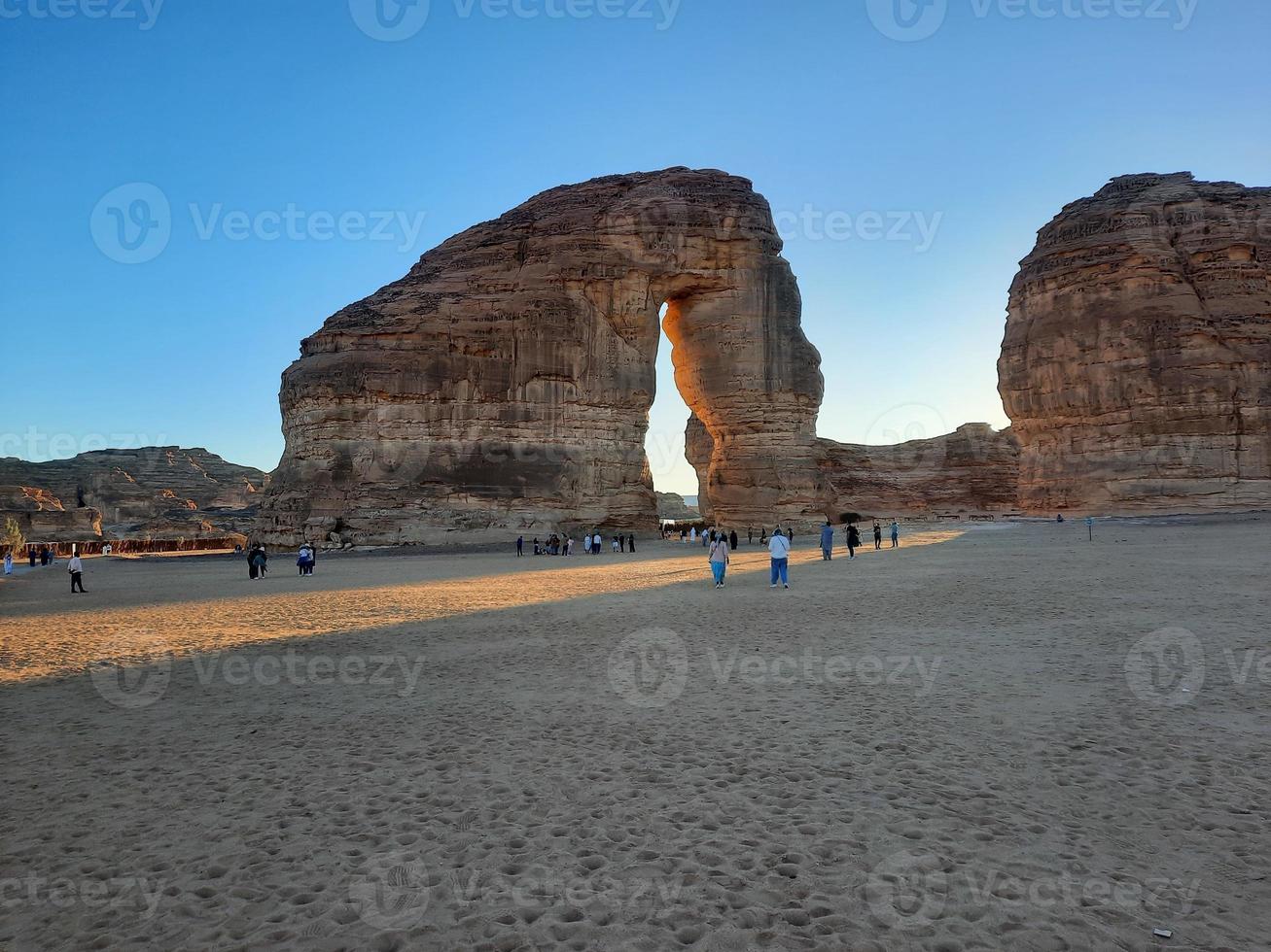 schön Abend Aussicht von Elefant Felsen im al-ula, Saudi Arabien. Touristen Herde im groß Zahlen zu sehen Elefant Felsen. foto