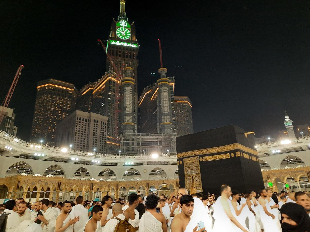 Mekka, Saudi Arabien, März 2023 - - während das Monat von Ramadan, Pilger von alle Über das Welt ausführen Tawaf um das Kabah beim das Masjid al-haram im Mekka.. foto