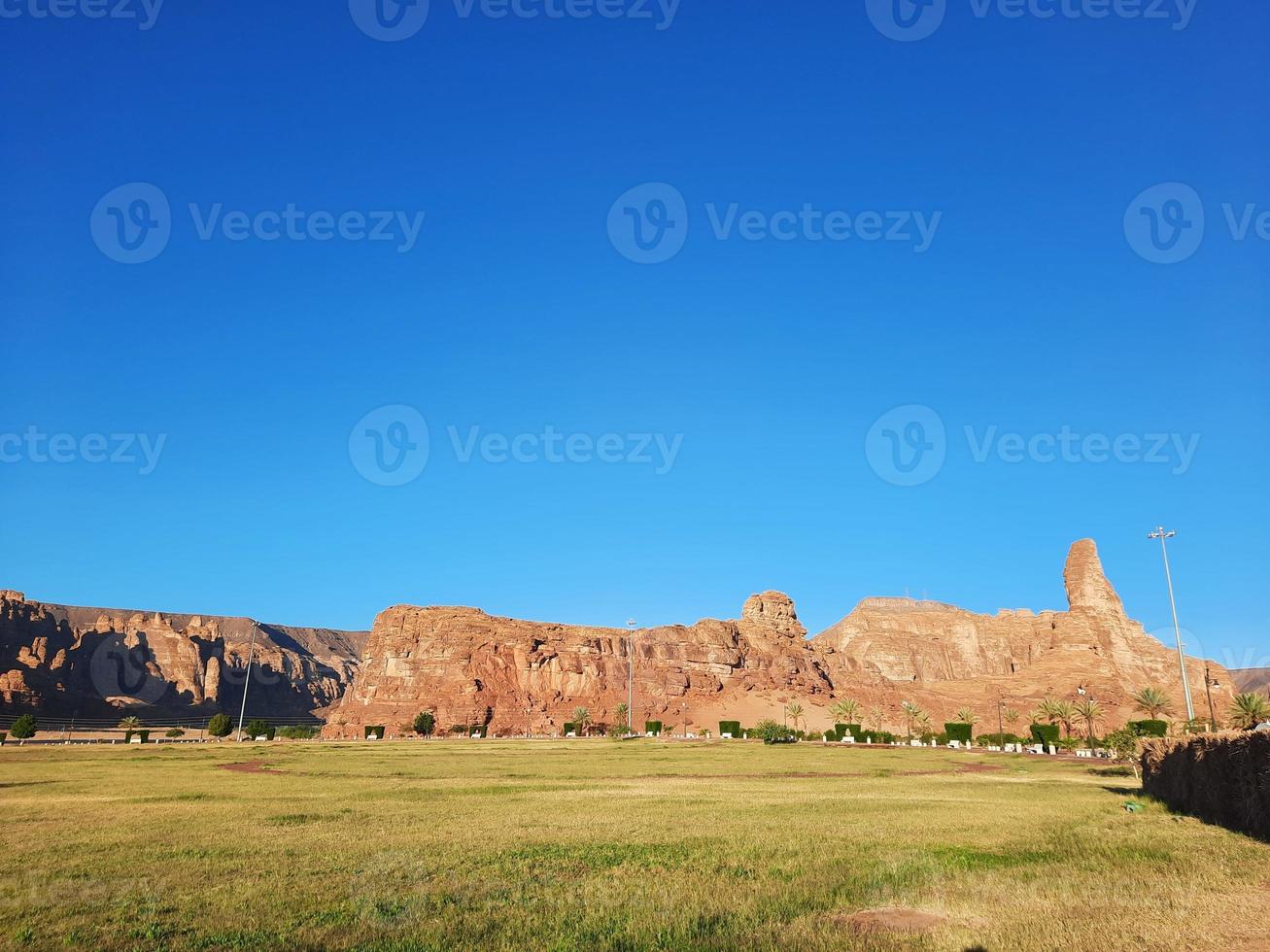 ein schön tagsüber Aussicht von ein Winter Park im al ula, Saudi Arabien. das Park ist umgeben durch uralt Hügel. foto