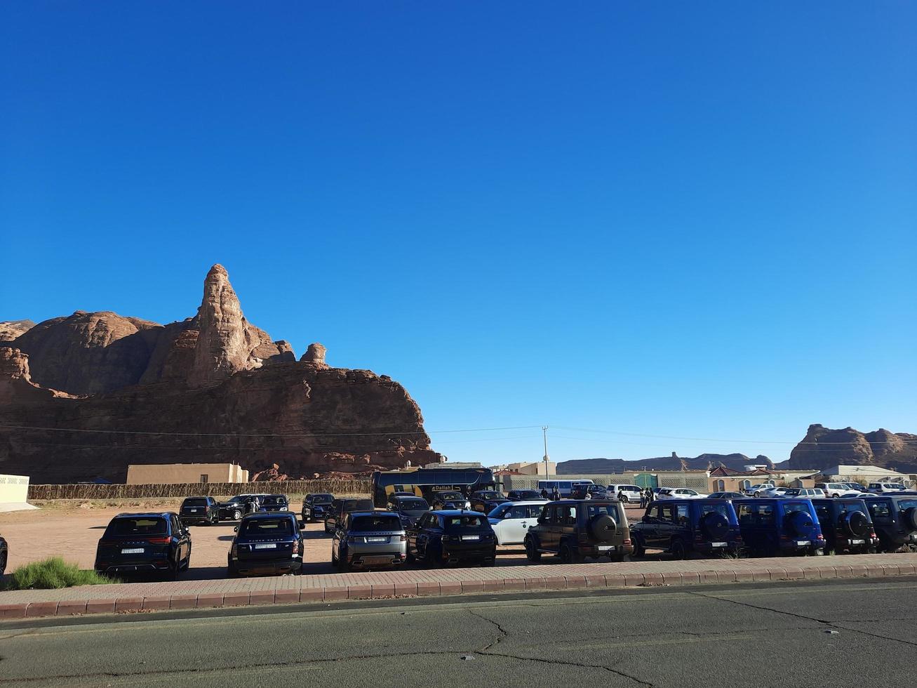 al ula, Saudi Arabien, März 2023 - - Jeeps sind geparkt beim anders setzt im das Wüste zu nehmen Touristen zu anders setzt während das Tag im al ula, Saudi Arabien. foto