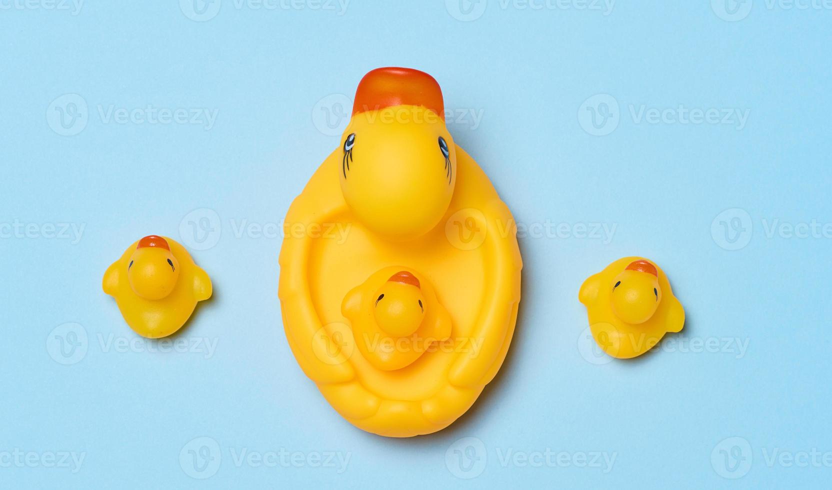 Gelb Gummi Enten auf ein Blau Hintergrund, Kinder- Spielzeug, oben Aussicht foto