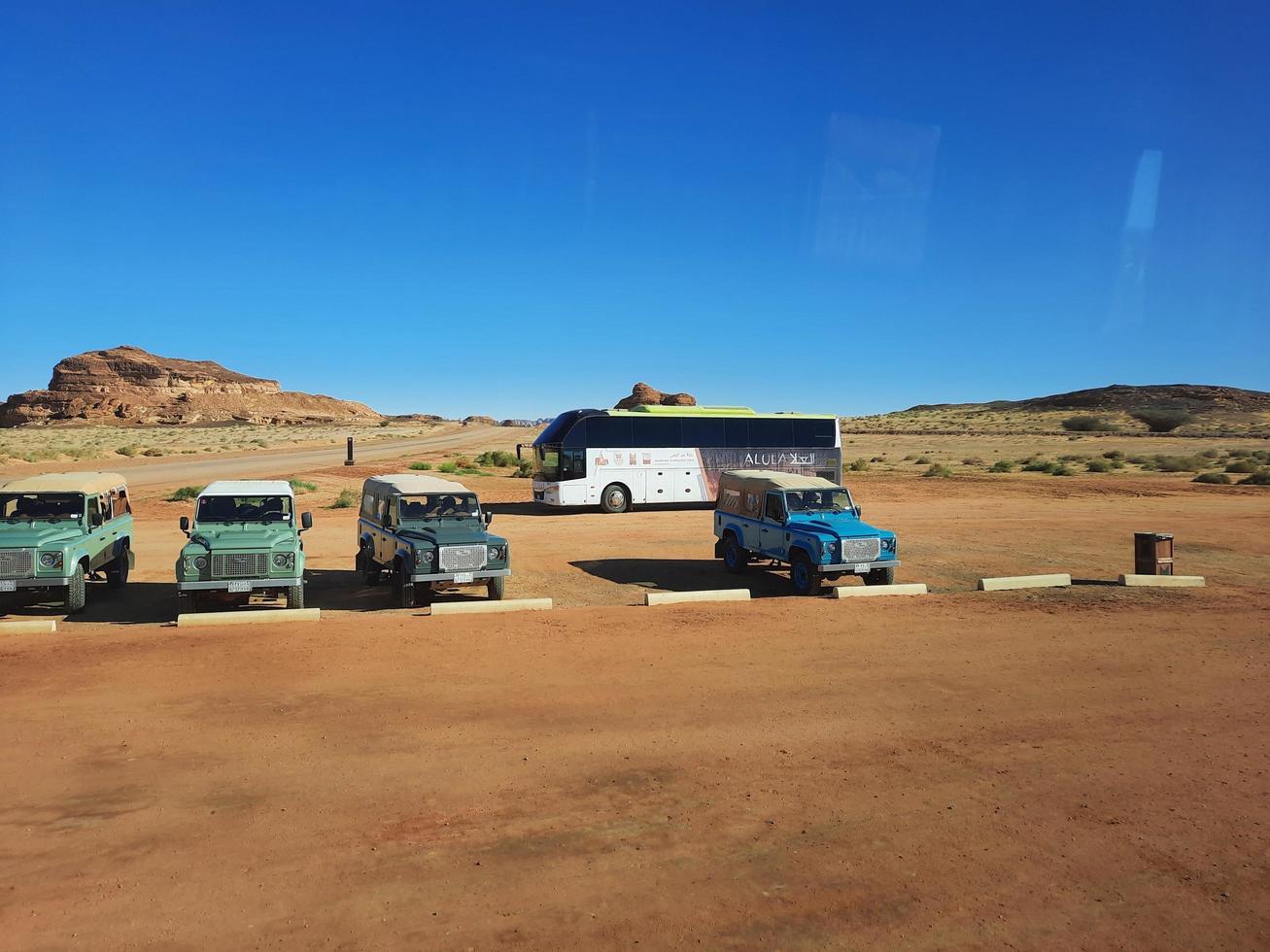 al ula, Saudi Arabien, März 2023 - - Jeeps sind geparkt beim anders setzt im das Wüste zu nehmen Touristen zu anders setzt während das Tag im al ula, Saudi Arabien. foto