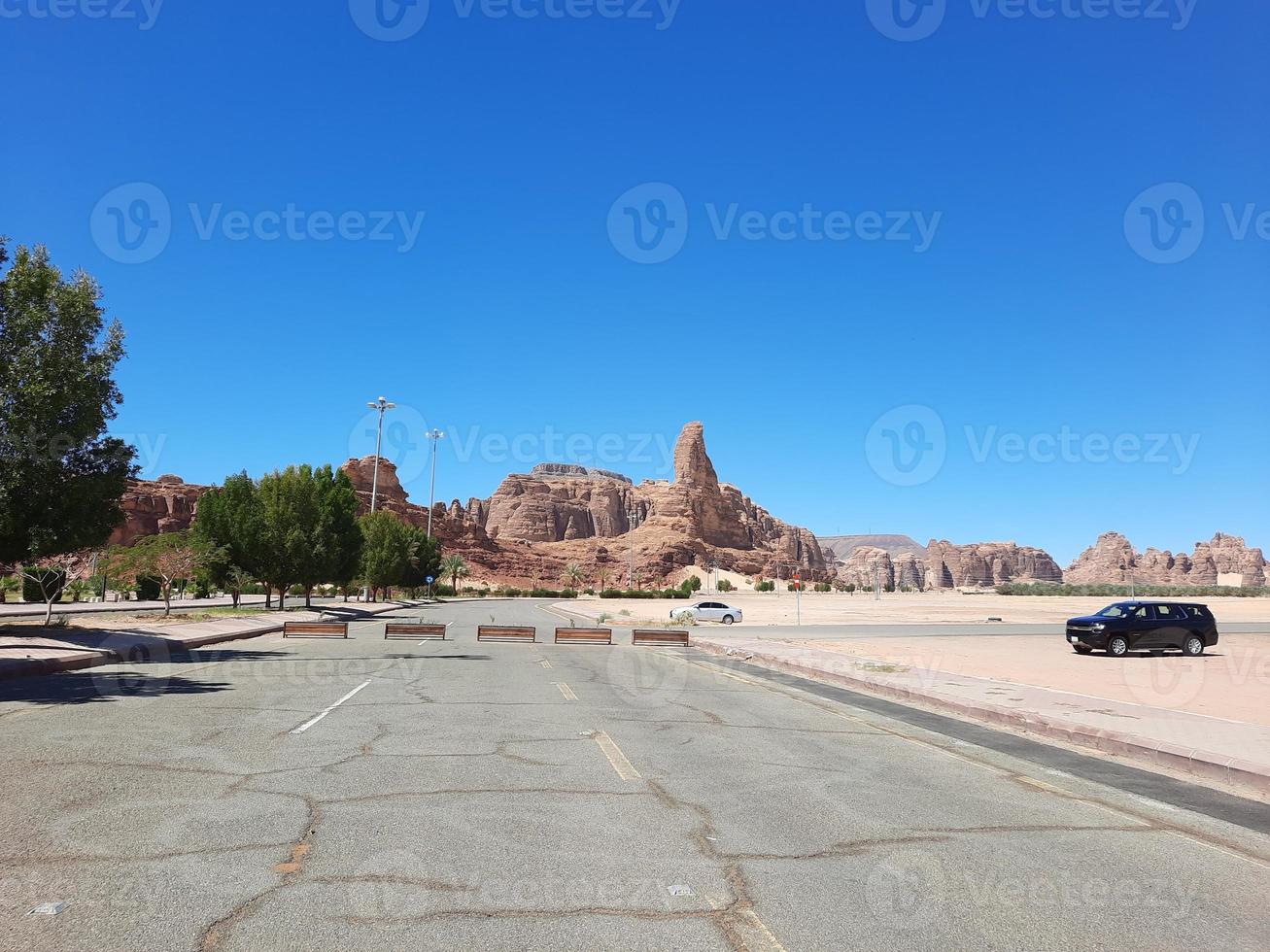 ein schön tagsüber Aussicht von ein Winter Park im al ula, Saudi Arabien. das Park ist umgeben durch uralt Hügel. foto