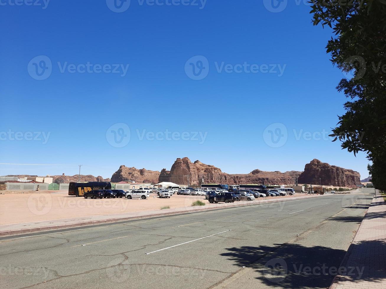 ein schön tagsüber Aussicht von ein Winter Park im al ula, Saudi Arabien. das Park ist umgeben durch uralt Hügel. foto