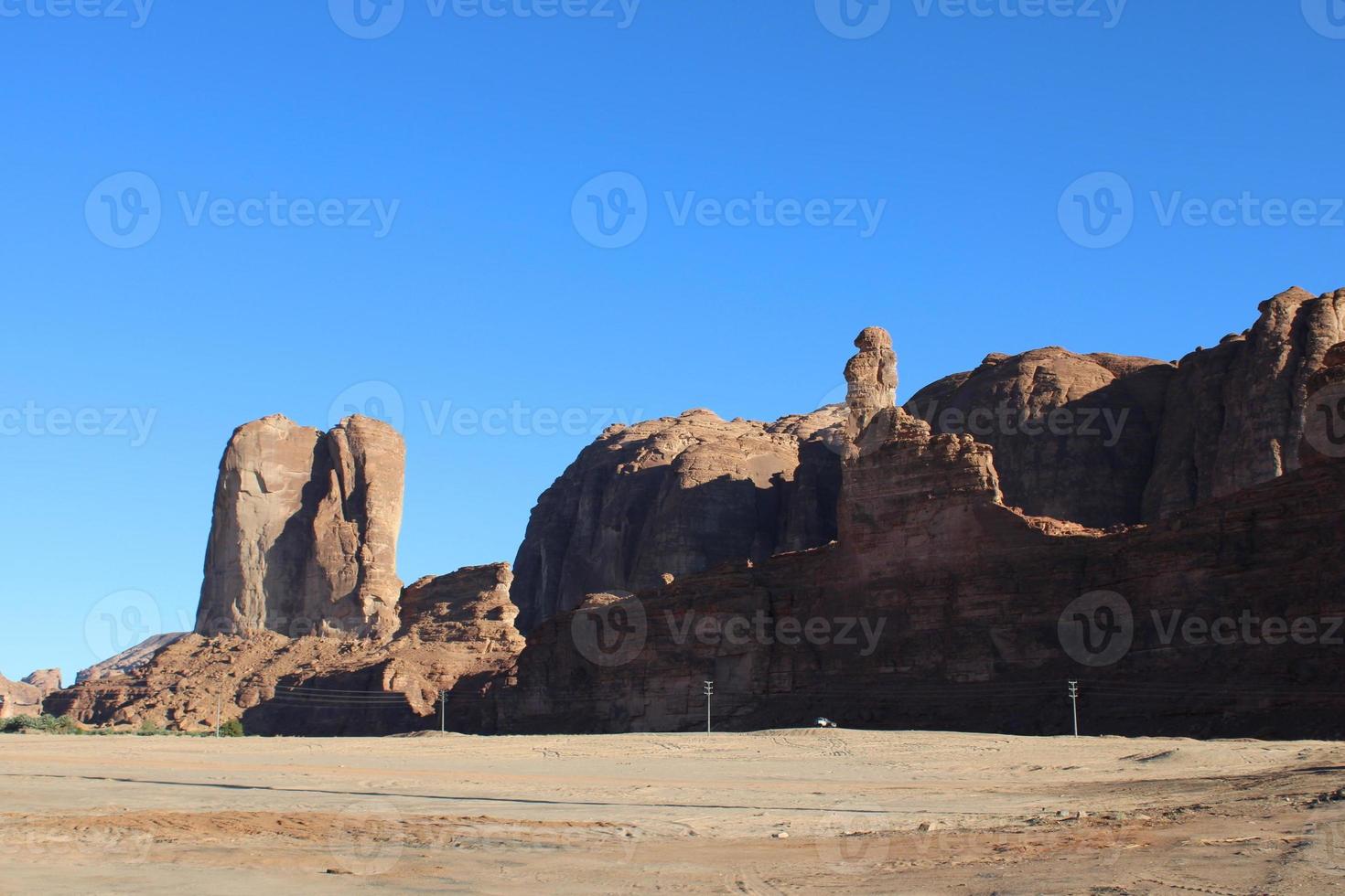 ein schön tagsüber Aussicht von ein Winter Park im al ula, Saudi Arabien. das Park ist umgeben durch uralt Hügel. foto