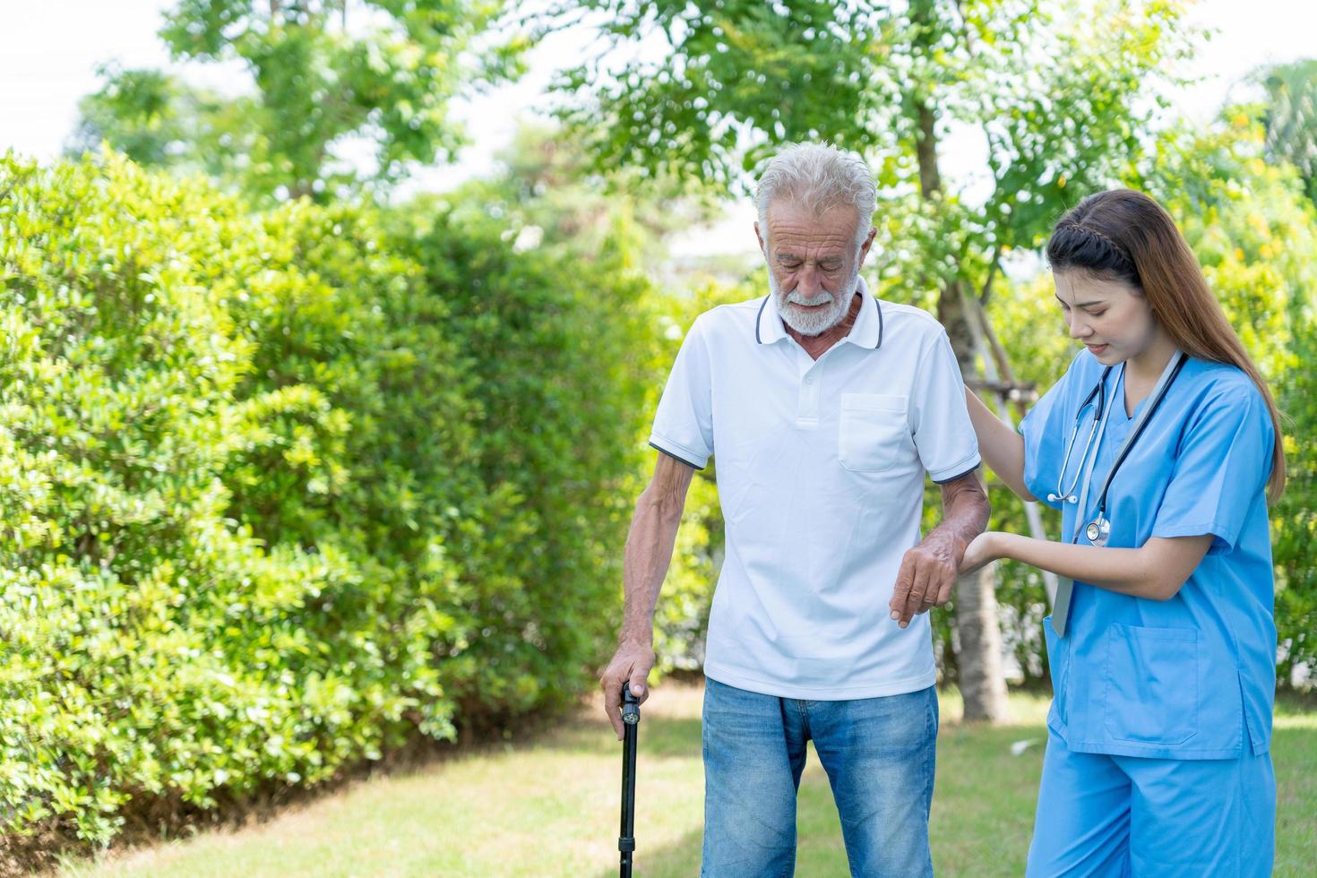 Alten Mann sich unterhalten zu Ärzte und Krankenschwestern im das Krankenhaus. Senior männlich glücklich nach Empfang Behandlung und Pflege und trainieren gehen von ein Fachmann Arzt. Gesundheit Pflege, physisch Therapie, Pflege- Zuhause foto