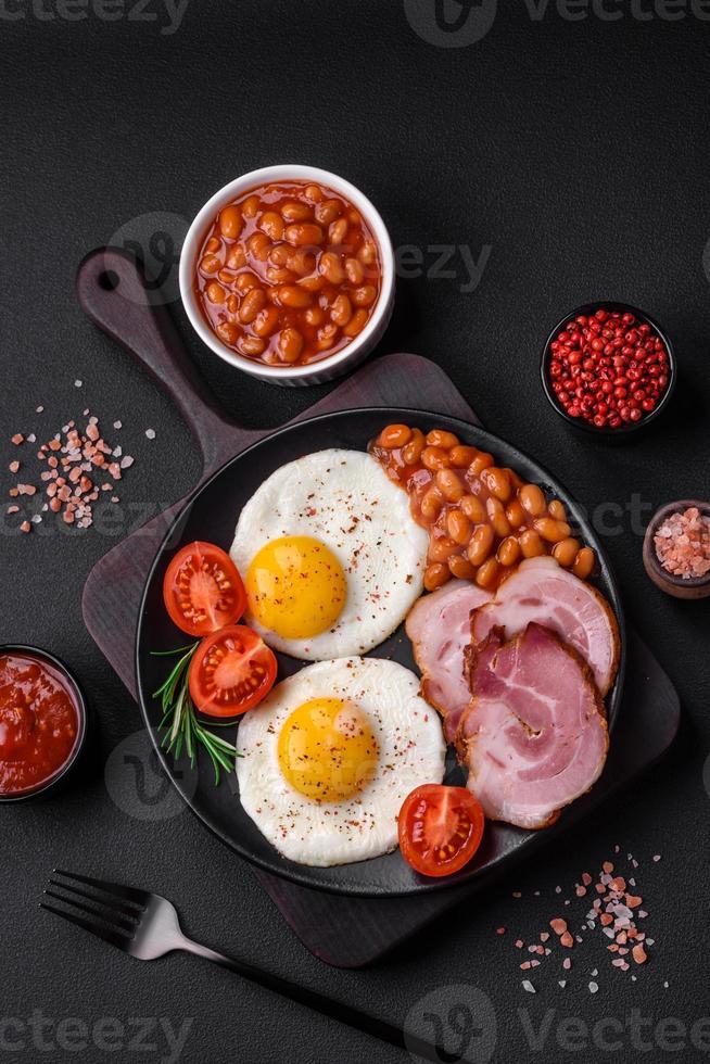 köstlich nahrhaft Englisch Frühstück mit gebraten Eier und Tomaten foto