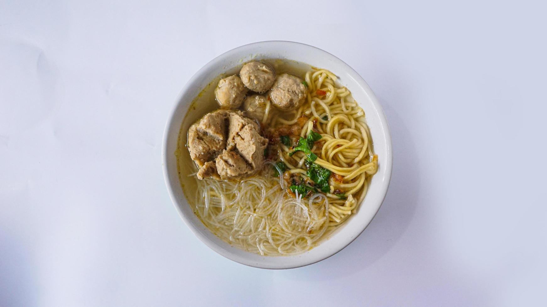 Bakso Super oben Sicht, Frikadelle Suppe mit Nudeln, indonesisch Küche foto