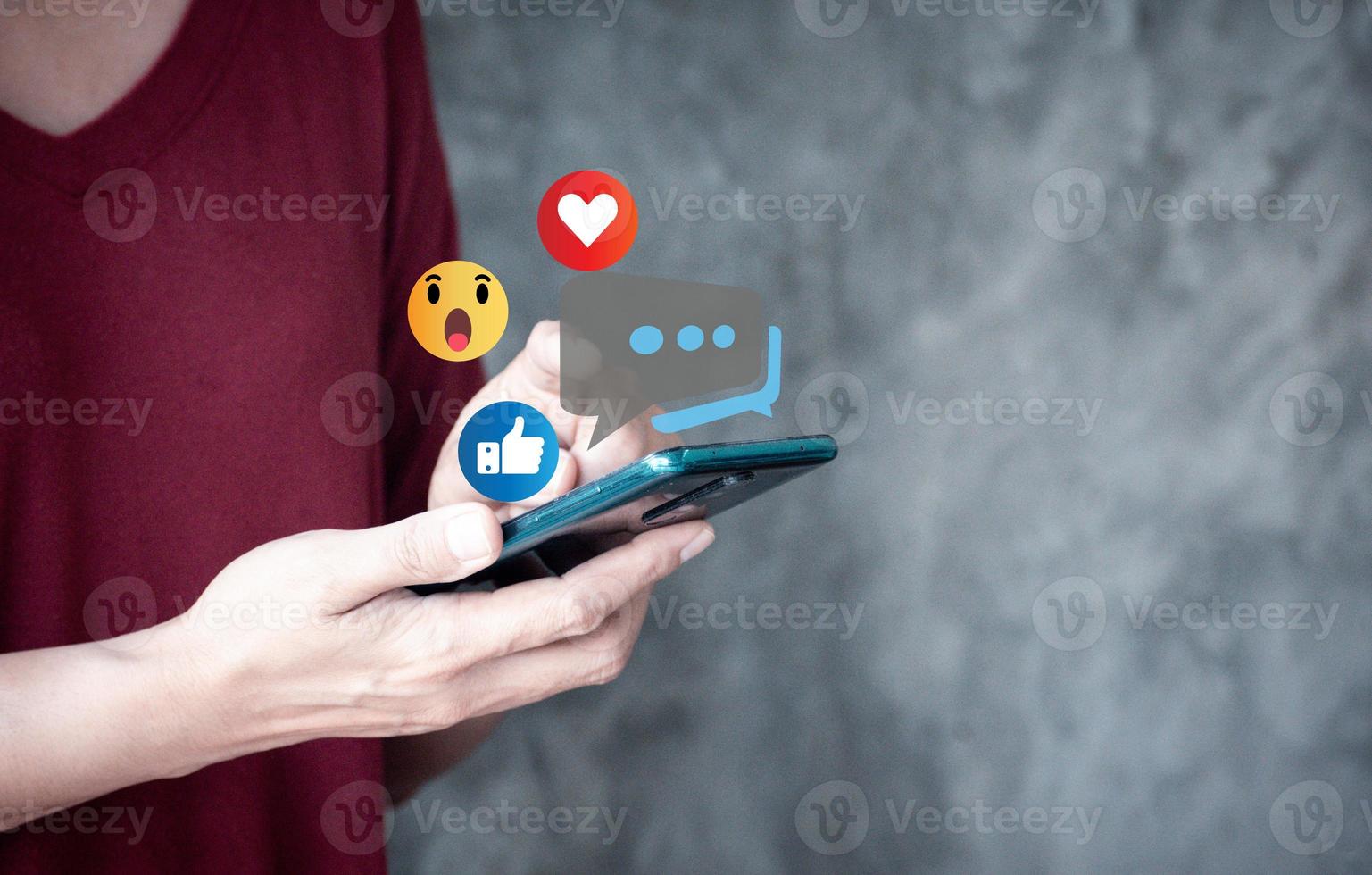 Frau mit Clever Telefon mit Sozial Medien Symbole. Sozial Medien Konzept und Digital Konzept, das Konzept von Leben auf Ferien und spielen Sozial Medien. Sozial Distanzierung ,Arbeiten von Zuhause Konzept. foto