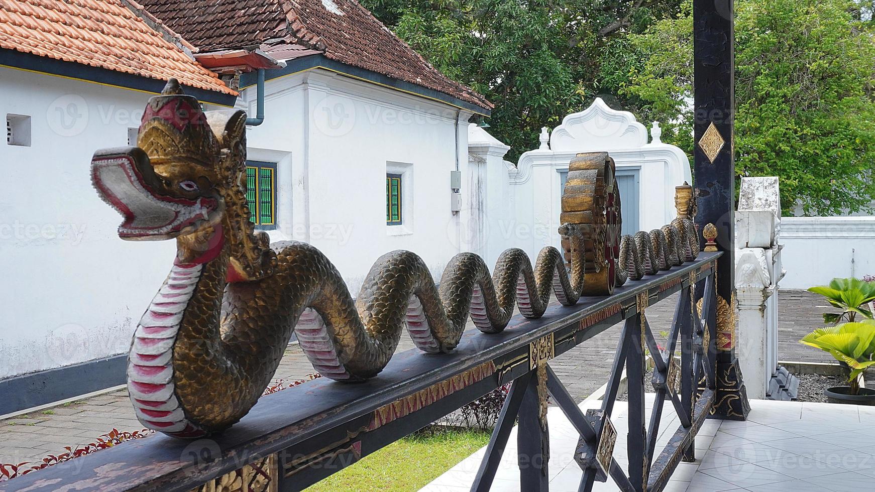 dekorativ Statue von ein Drachen Kopf Schlange im das Hof von das Yogyakarta Palast Gebäude foto