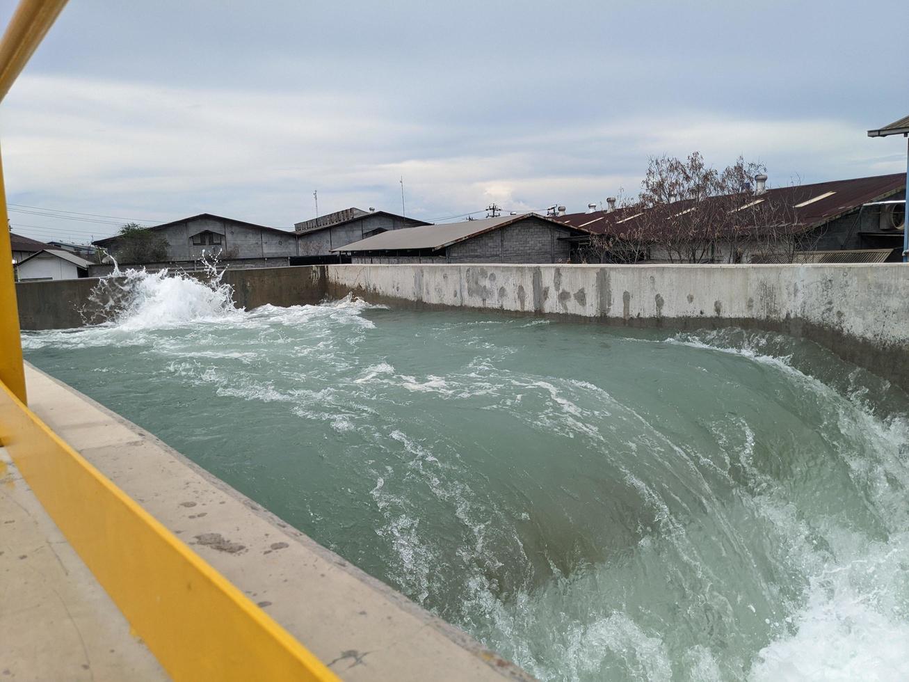 Textur und Oberfläche von Meerwasser fallen auf das Leistung Pflanze mit schäumen auf das Ausfluss. das Foto ist geeignet zu verwenden zum Industrie Hintergrund, Umgebung Poster und Natur Inhalt.