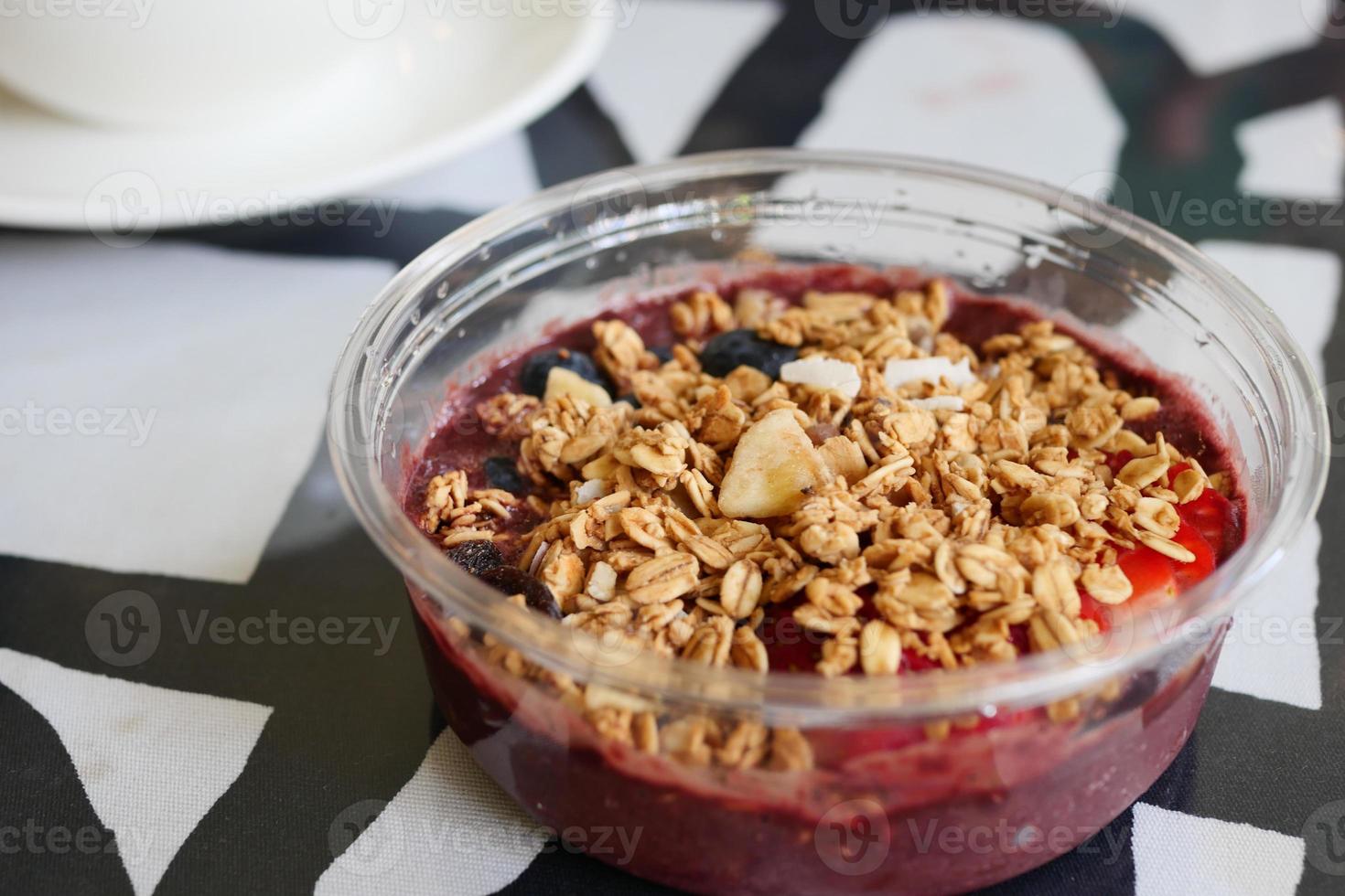 gesund Frühstück, Blaubeere und Erdbeere über Nacht Haferflocken foto