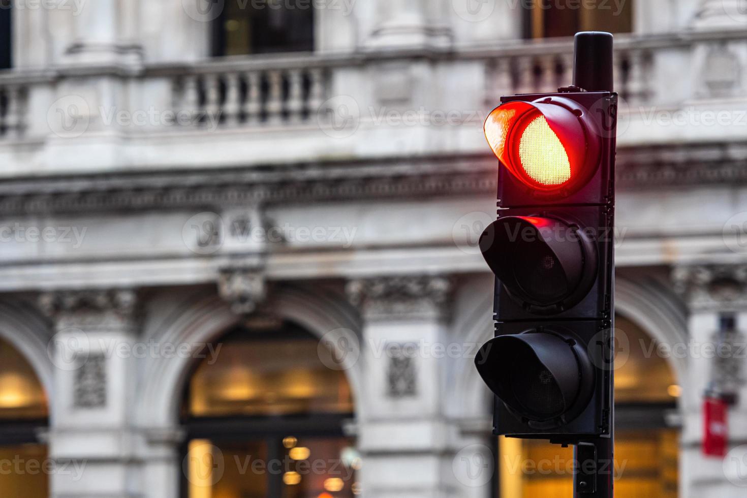 rote Ampeln für Autos auf einem unscharfen Gebäudehintergrund foto