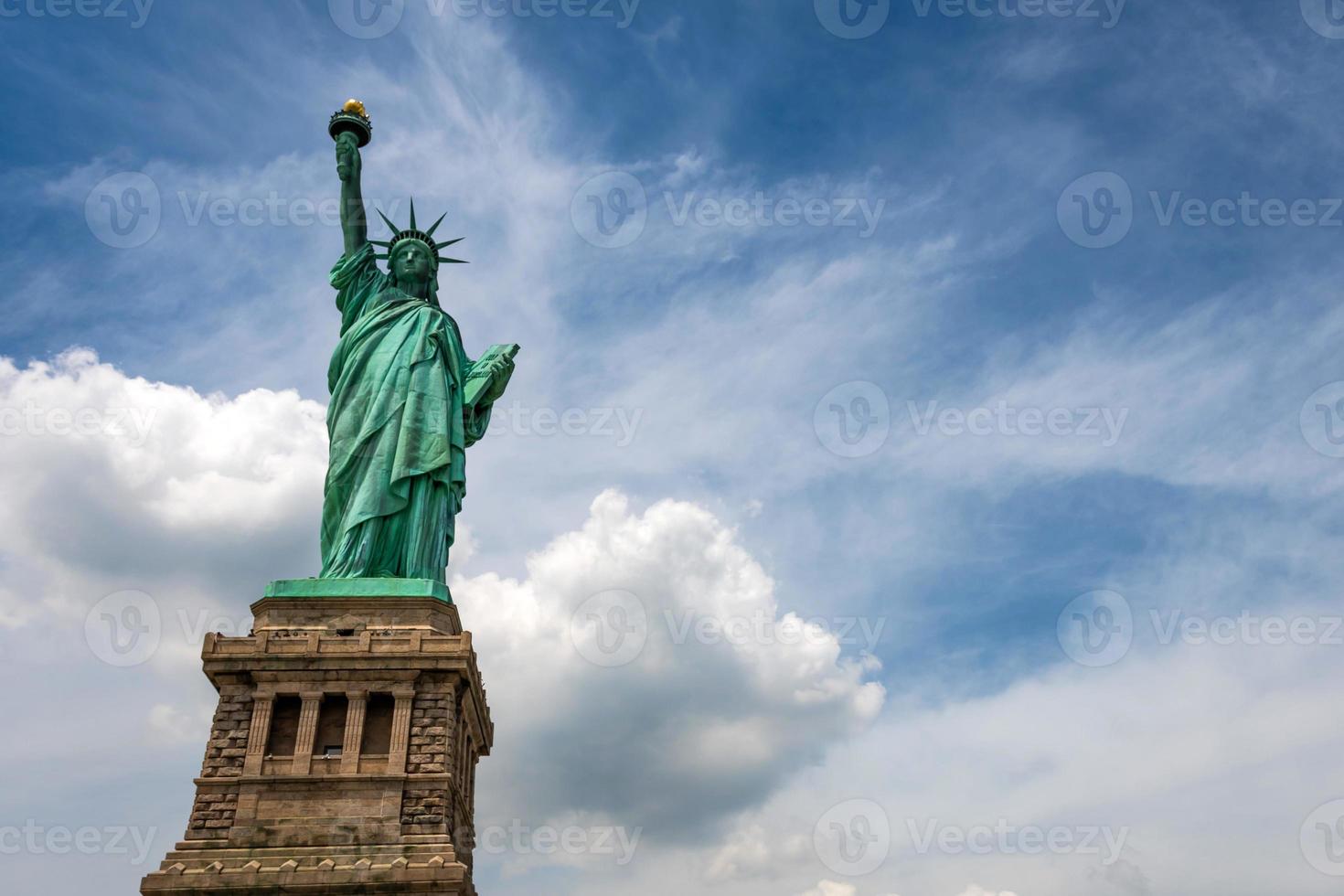 Freiheitsstatue Nahaufnahme an einem sonnigen Tag foto