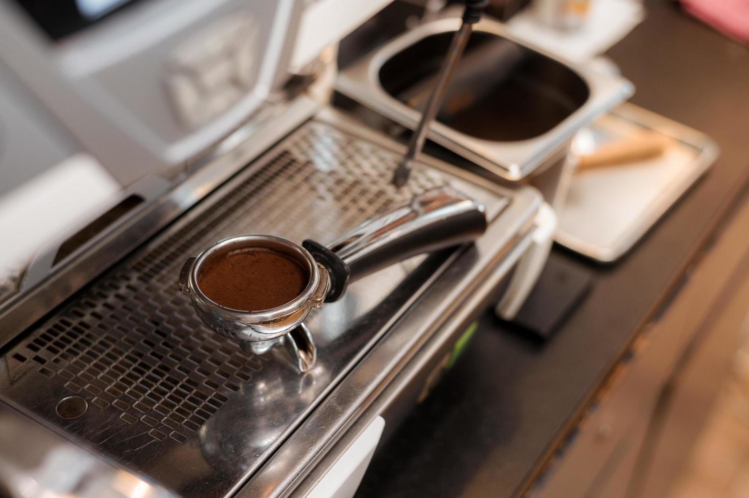 Kaffee manipulieren mit Kaffeemaschine foto